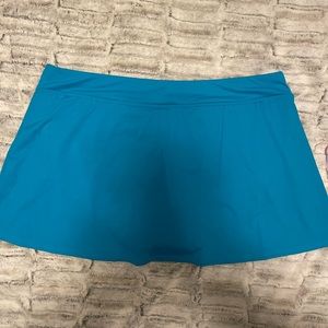 Lands’ End dark aqua skort w/panties attached. Size 16W.  Never worn.